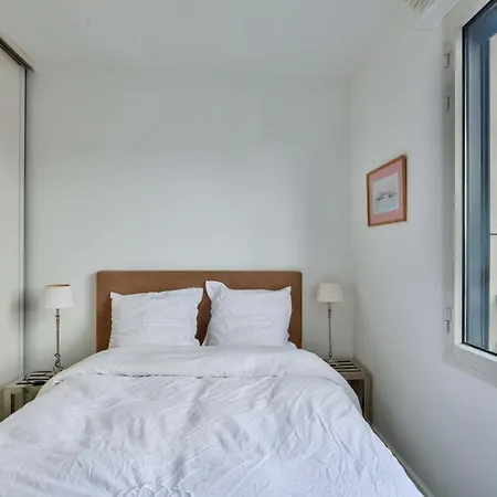 1br Flat With Balcony View Of The Eiffel Tower