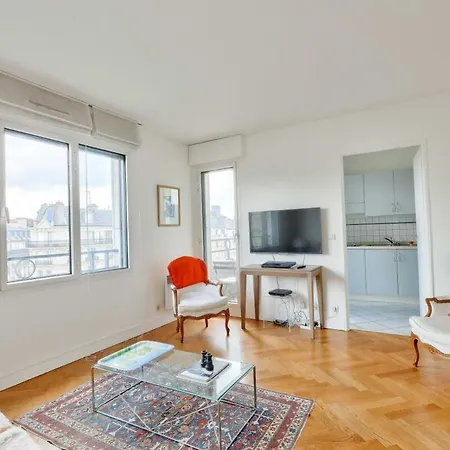 1br Flat With Balcony View Of The Eiffel Tower